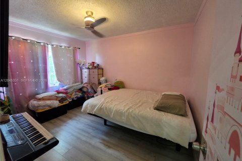 House in Biscayne Park, Florida 3 bedrooms, 101.45 sq.m. № 2274941 - photo 15