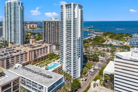 Condo in Saint Petersburg, Florida, 2 bedrooms № 2410014 - photo 2