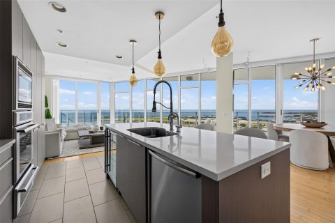 Condo in Saint Petersburg, Florida, 2 bedrooms № 2410014 - photo 8