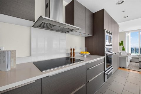 Condo in Saint Petersburg, Florida, 2 bedrooms № 2410014 - photo 11