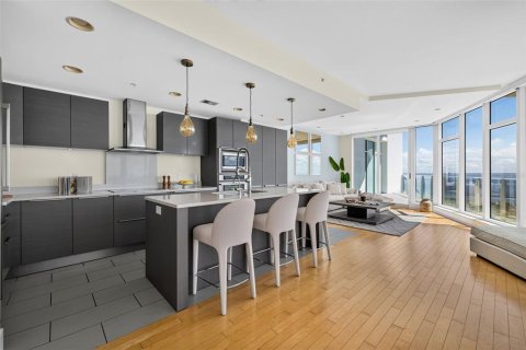 Condo in Saint Petersburg, Florida, 2 bedrooms № 2410014 - photo 7