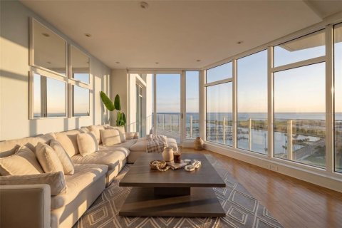 Condo in Saint Petersburg, Florida, 2 bedrooms № 2410014 - photo 3