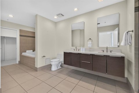 Condo in Saint Petersburg, Florida, 2 bedrooms № 2410014 - photo 29