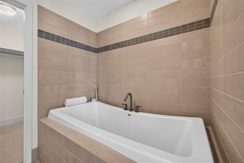 Condo in Saint Petersburg, Florida, 2 bedrooms № 2410014 - photo 30