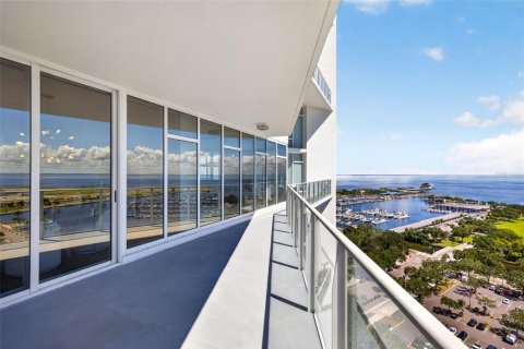 Condo in Saint Petersburg, Florida, 2 bedrooms № 2410014 - photo 16