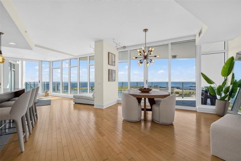 Condo in Saint Petersburg, Florida, 2 bedrooms № 2410014 - photo 12