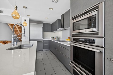 Condo in Saint Petersburg, Florida, 2 bedrooms № 2410014 - photo 10