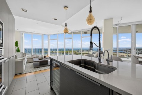 Condo in Saint Petersburg, Florida, 2 bedrooms № 2410014 - photo 9
