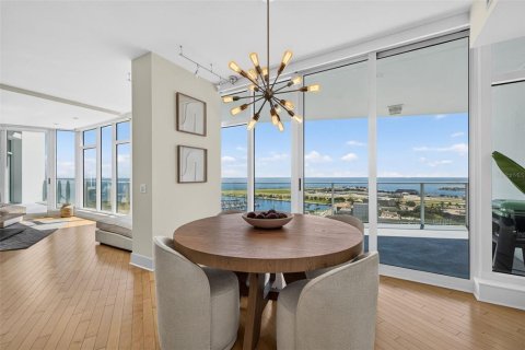 Condo in Saint Petersburg, Florida, 2 bedrooms № 2410014 - photo 14
