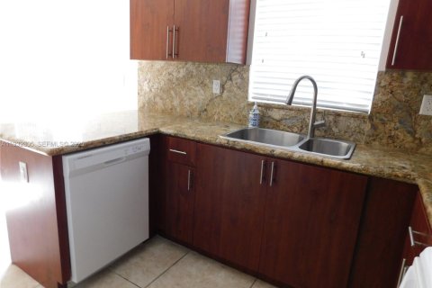 Снять в аренду таунхаус в Катлер-Бей, Флорида 4 спальни, 133.78м2, № 1991640 - фото 11