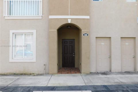 Снять в аренду таунхаус в Катлер-Бей, Флорида 4 спальни, 133.78м2, № 1991640 - фото 1