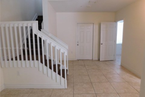 Снять в аренду таунхаус в Катлер-Бей, Флорида 4 спальни, 133.78м2, № 1991640 - фото 15