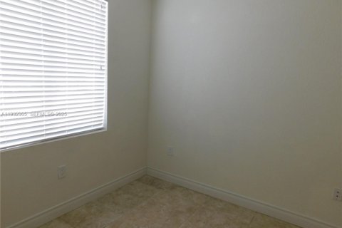 Снять в аренду таунхаус в Катлер-Бей, Флорида 4 спальни, 133.78м2, № 1991640 - фото 7