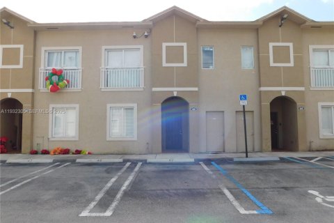 Снять в аренду таунхаус в Катлер-Бей, Флорида 4 спальни, 133.78м2, № 1991640 - фото 2