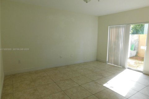 Снять в аренду таунхаус в Катлер-Бей, Флорида 4 спальни, 133.78м2, № 1991640 - фото 8