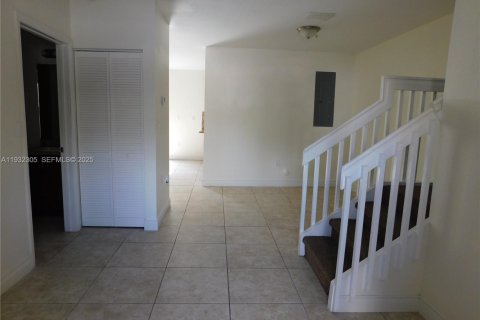 Снять в аренду таунхаус в Катлер-Бей, Флорида 4 спальни, 133.78м2, № 1991640 - фото 4