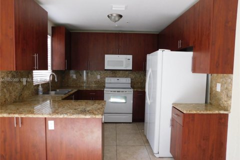 Снять в аренду таунхаус в Катлер-Бей, Флорида 4 спальни, 133.78м2, № 1991640 - фото 9