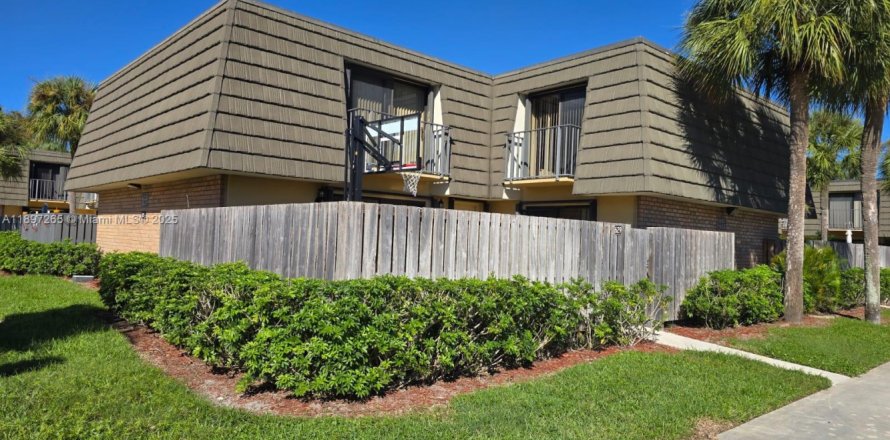 Townhouse in West Palm Beach, Florida 2 bedrooms, 114.83 sq.m. № 1948766