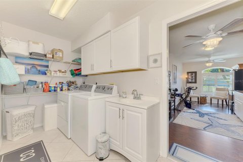 House in Venice, Florida 3 bedrooms, 212.28 sq.m. № 2393448 - photo 28