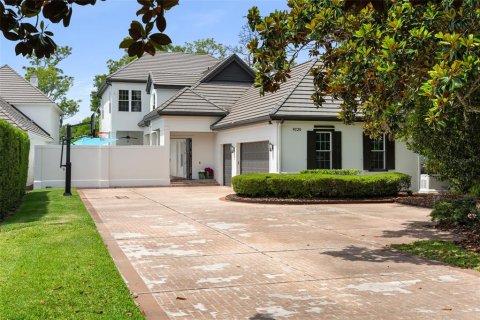 House in Orlando, Florida 5 bedrooms, 359.81 sq.m. № 2117570