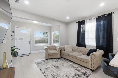 Снять в аренду виллу или дом в Тампа, Флорида 2 спальни, 93.55м2, № 2027815 - фото 6