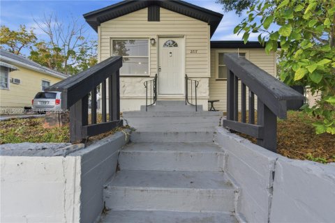 Снять в аренду виллу или дом в Тампа, Флорида 2 спальни, 93.55м2, № 2027815 - фото 2