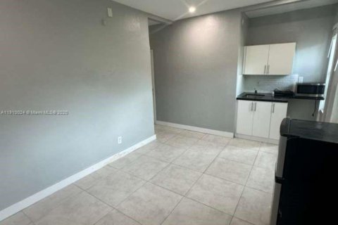 Apartamento en alquiler en Miami Beach, Florida, 17.65 m2 № 1965627 - foto 2