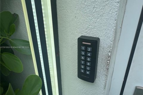 Apartamento en alquiler en Miami Beach, Florida, 17.65 m2 № 1965627 - foto 11