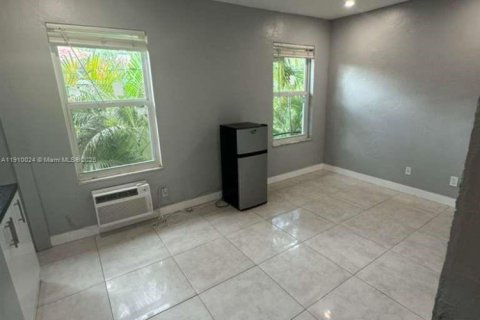 Apartamento en alquiler en Miami Beach, Florida, 17.65 m2 № 1965627 - foto 1