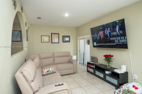 Купить виллу или дом в Хомстед, Флорида 4 спальни, 168.25м2, № 2027484 - фото 9