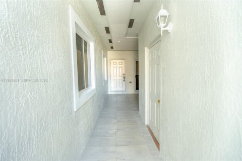 Купить виллу или дом в Хомстед, Флорида 4 спальни, 168.25м2, № 2027484 - фото 24