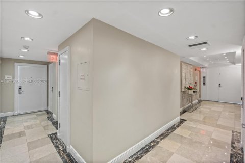 Condo in Miami Beach, Florida  № 2052828 - photo 19