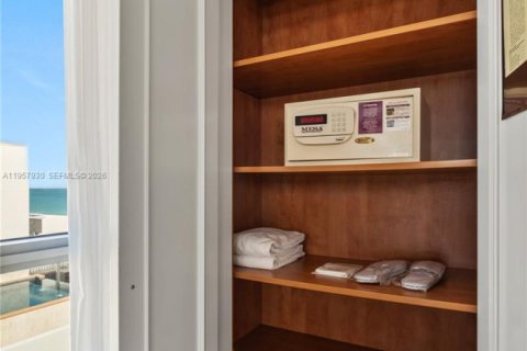 Condo in Miami Beach, Florida  № 2052828 - photo 12