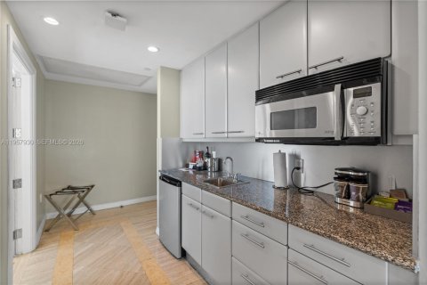 Condo in Miami Beach, Florida  № 2052828 - photo 7