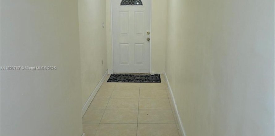 House in Palmetto Bay, Florida 3 bedrooms, 241.82 sq.m. № 1935118