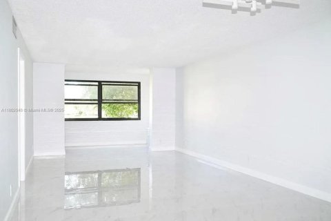 Condominio en venta en Pembroke Pines, Florida, 2 dormitorios, 108.7 m2 № 2077221 - foto 10