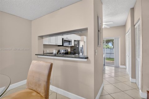 Touwnhouse à vendre à Dania Beach, Floride: 2 chambres, 103.12 m2 № 2066666 - photo 9