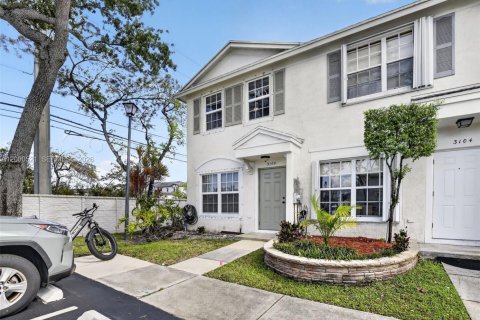 Touwnhouse à vendre à Dania Beach, Floride: 2 chambres, 103.12 m2 № 2066666 - photo 3