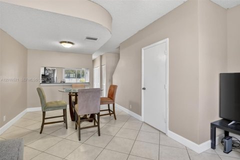 Touwnhouse à vendre à Dania Beach, Floride: 2 chambres, 103.12 m2 № 2066666 - photo 5