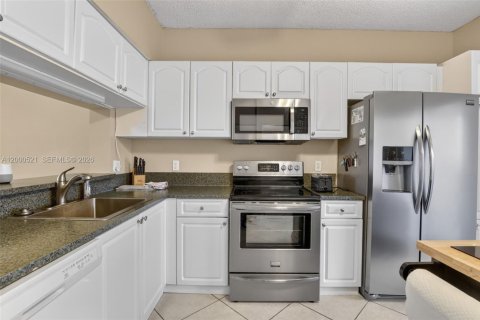 Touwnhouse à vendre à Dania Beach, Floride: 2 chambres, 103.12 m2 № 2066666 - photo 11