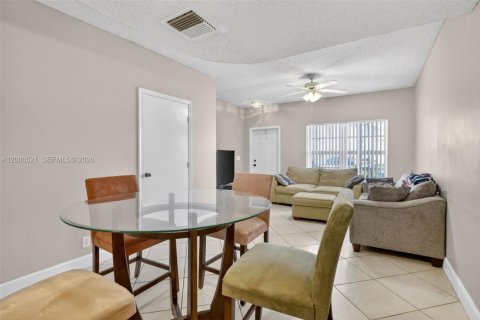 Touwnhouse à vendre à Dania Beach, Floride: 2 chambres, 103.12 m2 № 2066666 - photo 7