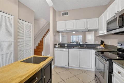 Touwnhouse à vendre à Dania Beach, Floride: 2 chambres, 103.12 m2 № 2066666 - photo 13