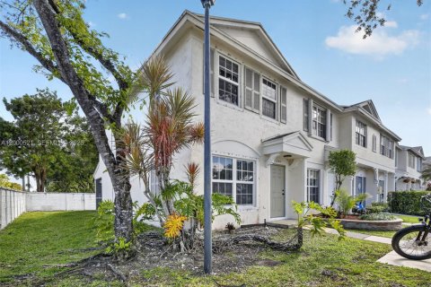 Touwnhouse à vendre à Dania Beach, Floride: 2 chambres, 103.12 m2 № 2066666 - photo 2