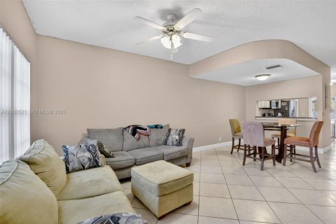 Touwnhouse à vendre à Dania Beach, Floride: 2 chambres, 103.12 m2 № 2066666 - photo 4