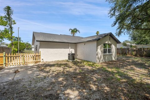 House in New Port Richey, Florida 3 bedrooms, 89.93 sq.m. № 2095836 - photo 15