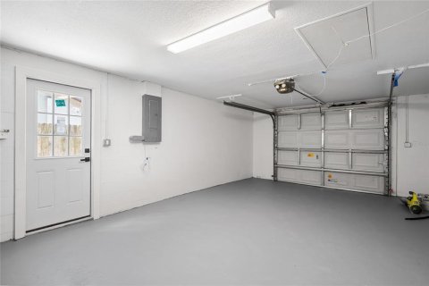 House in New Port Richey, Florida 3 bedrooms, 89.93 sq.m. № 2095836 - photo 12