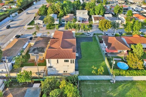 House in Hialeah, Florida 7 bedrooms, 735.69 sq.m. № 1993075 - photo 3