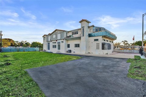 House in Hialeah, Florida 7 bedrooms, 735.69 sq.m. № 1993075 - photo 8