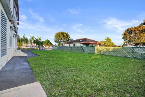 House in Hialeah, Florida 7 bedrooms, 735.69 sq.m. № 1993075 - photo 10