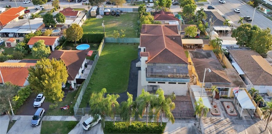 House in Hialeah, Florida 7 bedrooms, 735.69 sq.m. № 1993075